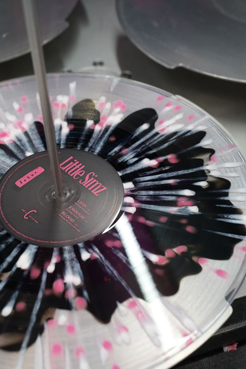 pressonvinyl's tweet photo. Colour in colour splatter for Little Sims ๐จโจ
https://t.co/vC79zvLC0C ๐ฅ๐ค
#LittleSimz #VinylCollection #PressOnVinyl #UKRap #ColourSplatter #LimitedPressing #NowSpinning #RecordCollector #MusicMerch https://t.co/Qrkztb9jaQ