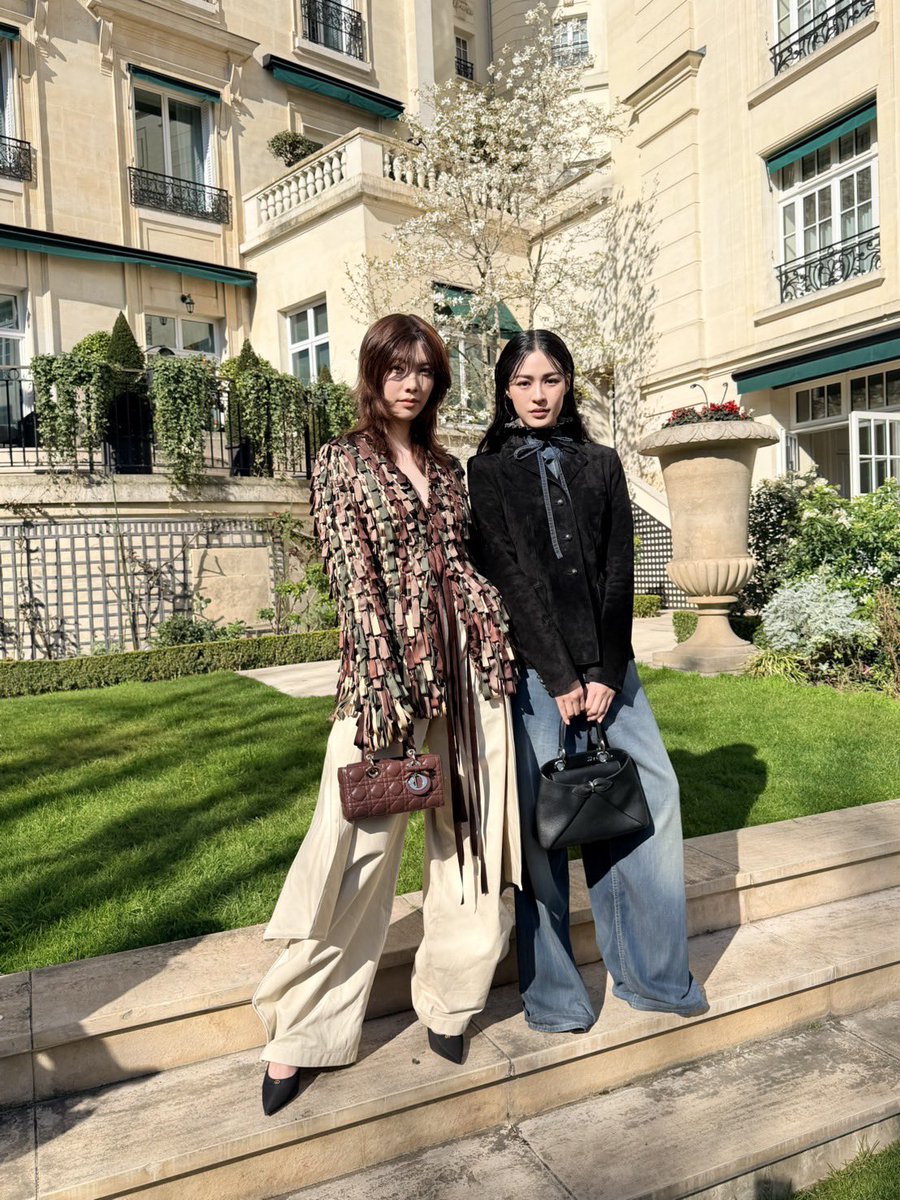 hisoparty's tweet photo. Paris is Glowing! ✨ ส่องลุคสุดแกลมของสองสาว ‘หลิงหลิง คอง’ และ ‘ออม กรณ์นภัส’ ในฐานะ Dior House Ambassador ที่ปรากฏตัวอย่างสง่างามเพื่อร่วมชมแฟชั่นโชว์ Dior Women’s Autumn/Winter 2026-2027 ณ กรุงปารีส

งานนี้ทั้งคู่มาในลุคที่สะท้อนดีเอ็นเอของ Dior ได้อย่างสมบูรณ์แบบ เรียบหรู ทรงพลัง และเปี่ยมด้วยเสน่ห์ดึงดูดสายตาจากสื่อทั่วโลก

LINGORM BA DIOR AT PFW26
#LingOrmDiorAW26
#LinglingKwong #OrmKornnaphat
#LingOrm #Dior #DiorAW26 #PFW 
#HISoParty
@Dior
@linglingsirilak
@ormmormm