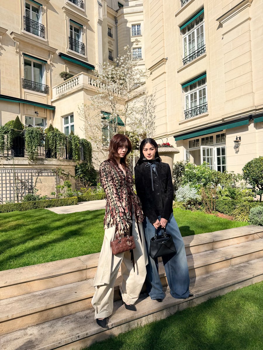 hisoparty's tweet photo. Paris is Glowing! ✨ ส่องลุคสุดแกลมของสองสาว ‘หลิงหลิง คอง’ และ ‘ออม กรณ์นภัส’ ในฐานะ Dior House Ambassador ที่ปรากฏตัวอย่างสง่างามเพื่อร่วมชมแฟชั่นโชว์ Dior Women’s Autumn/Winter 2026-2027 ณ กรุงปารีส

งานนี้ทั้งคู่มาในลุคที่สะท้อนดีเอ็นเอของ Dior ได้อย่างสมบูรณ์แบบ เรียบหรู ทรงพลัง และเปี่ยมด้วยเสน่ห์ดึงดูดสายตาจากสื่อทั่วโลก

LINGORM BA DIOR AT PFW26
#LingOrmDiorAW26
#LinglingKwong #OrmKornnaphat
#LingOrm #Dior #DiorAW26 #PFW 
#HISoParty
@Dior
@linglingsirilak
@ormmormm