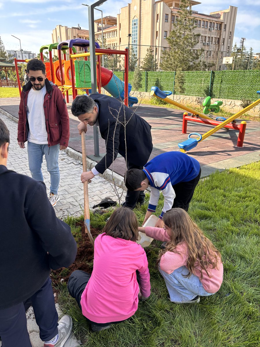 VBilsem's tweet photo. 🌱🌳 Geleceğe Birlikte Nefes Olduk 🌳🌱
Okulumuzda öğrencilerimizle birlikte gerçekleştirdiğimiz ağaçlandırma çalışması kapsamında fidanlarımızı toprakla buluşturduk. 🌿
Emeği geçen öğrencilerimize ve katkı sağlayan herkese teşekkür ederiz. 💚 https://t.co/AkfgkX64QL