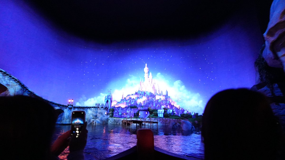 hide_R34's tweet photo. 先週末、家族とTDL、TDSに行ってきました
TDLは学生以来だから約36年ぶりで当時の記憶はほとんどないけど
やはりここは夢の国でした😊
娘には魔法をかけてもらってプリンセスになってもらったけど本人もお母さんも大満足
帰る間際に同じドレスのシンデレラに出会える奇跡もあって感激しました https://t.co/LeccsVzTCe