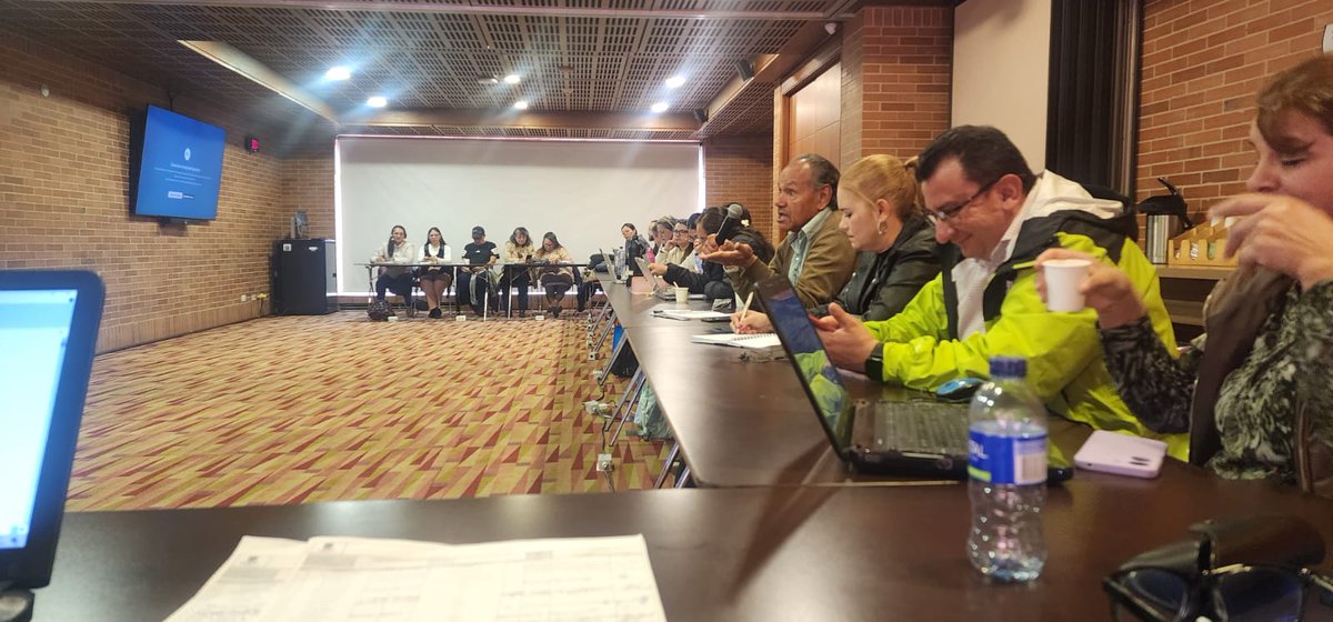 sinaltraedu's tweet photo. ¡Presentes en la mesa! ✊ El 25 de febrero, #Sinaltraedu participó en la 3ra jornada de socialización del Rediseño Institucional de la @Educacionbogota.
@Mineducacion @IsabelSegoviaO 
#Sinaltraedu #Bogotá #Educación https://t.co/L107gkdyJo