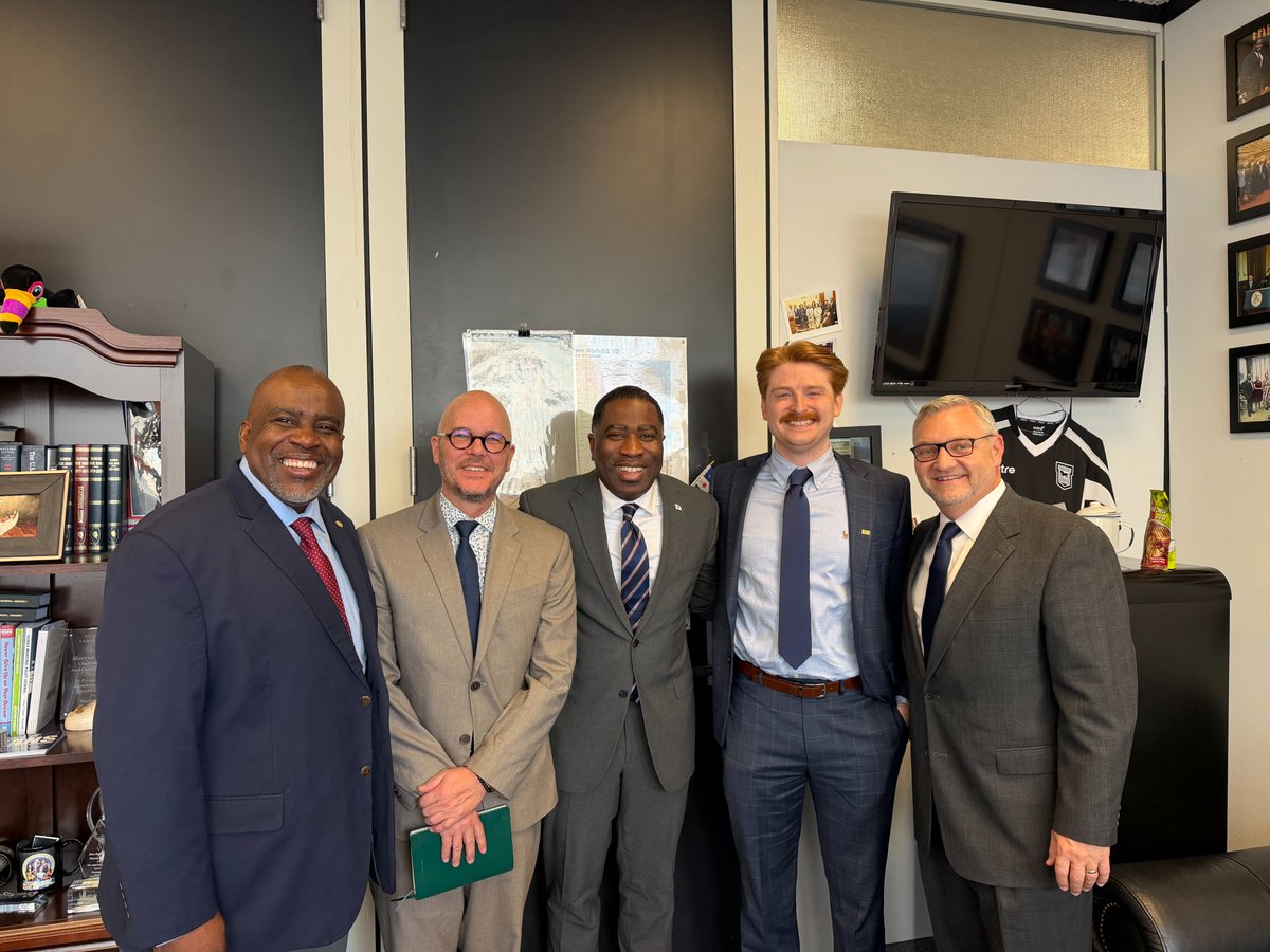 _CCAmerica's tweet photo. CCA met with IL legislators in Springfield to discuss how the cleaning industry supports jobs and economic stability statewide, emphasizing fair, consistent labor policies. Next stop: Minnesota!
#CleaningIndustry #Illinois #LaborPolicy #Workforce #Advocacy https://t.co/v43cyQrH27