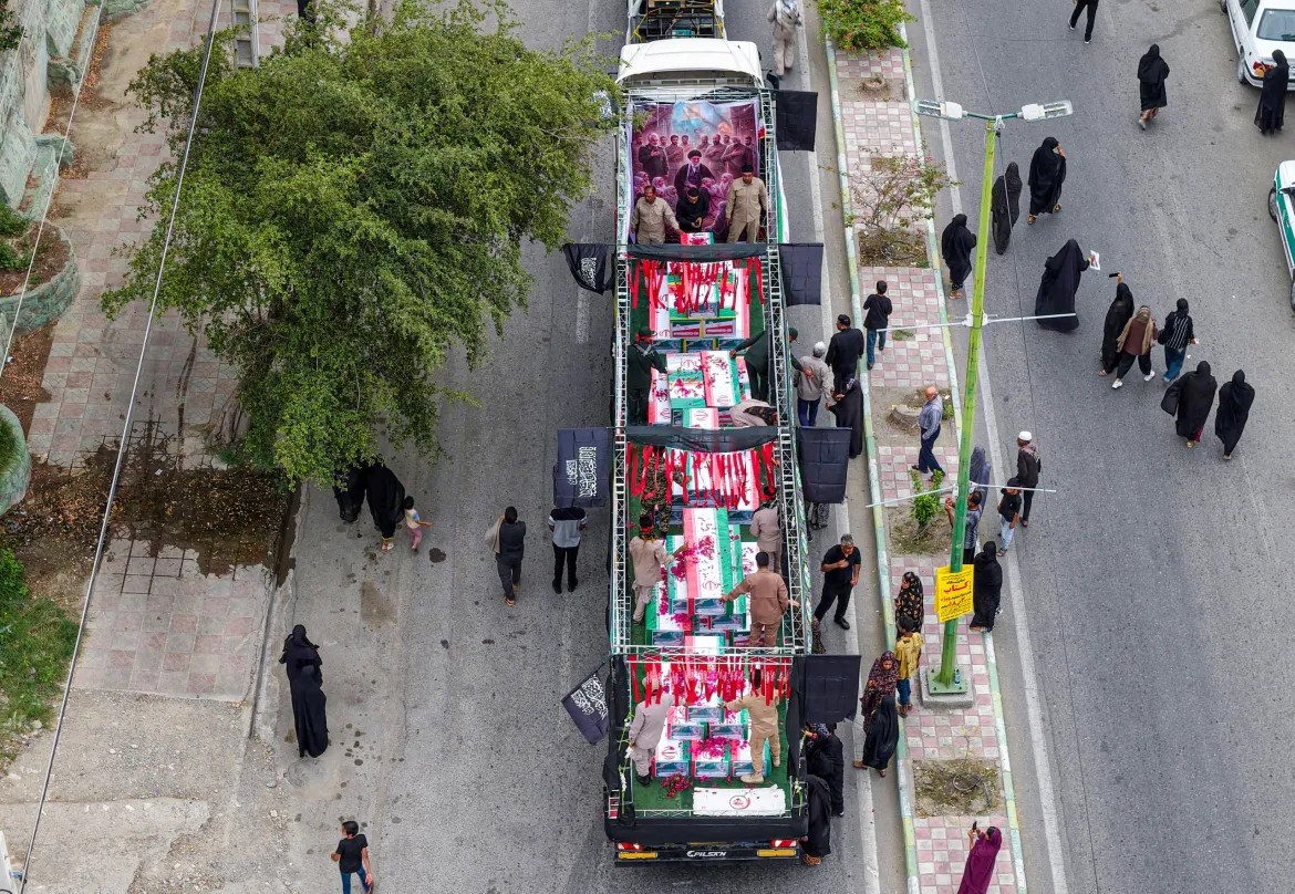AGOSgazetesi's tweet photo. 📌Savaşın masum ve küçük kurbanları: 168 kız çocuğu toprağa verildi

▪️ABD-İsrail'in saldırılarının ilk günü 28 Şubat'ta bombaladığı Şahare Tayyebeh okulunda ölen 168 kız çocuğunun cenazeleri bugün İran'ın Minab kasabasında toprağa verildi. ABD ve İsrail'in engellemeleri nedeniyle uluslararası basında konu hakkında yeterli haber ve bilgi bulunamasa bile İngiliz The Guardian gazetesi, olay yerinden elde ettiği görüntüler ve fotoğrafları teyid ederek, olayın nasıl geliştiğini ortaya koydu. 

https://t.co/2o9Dxuulm8