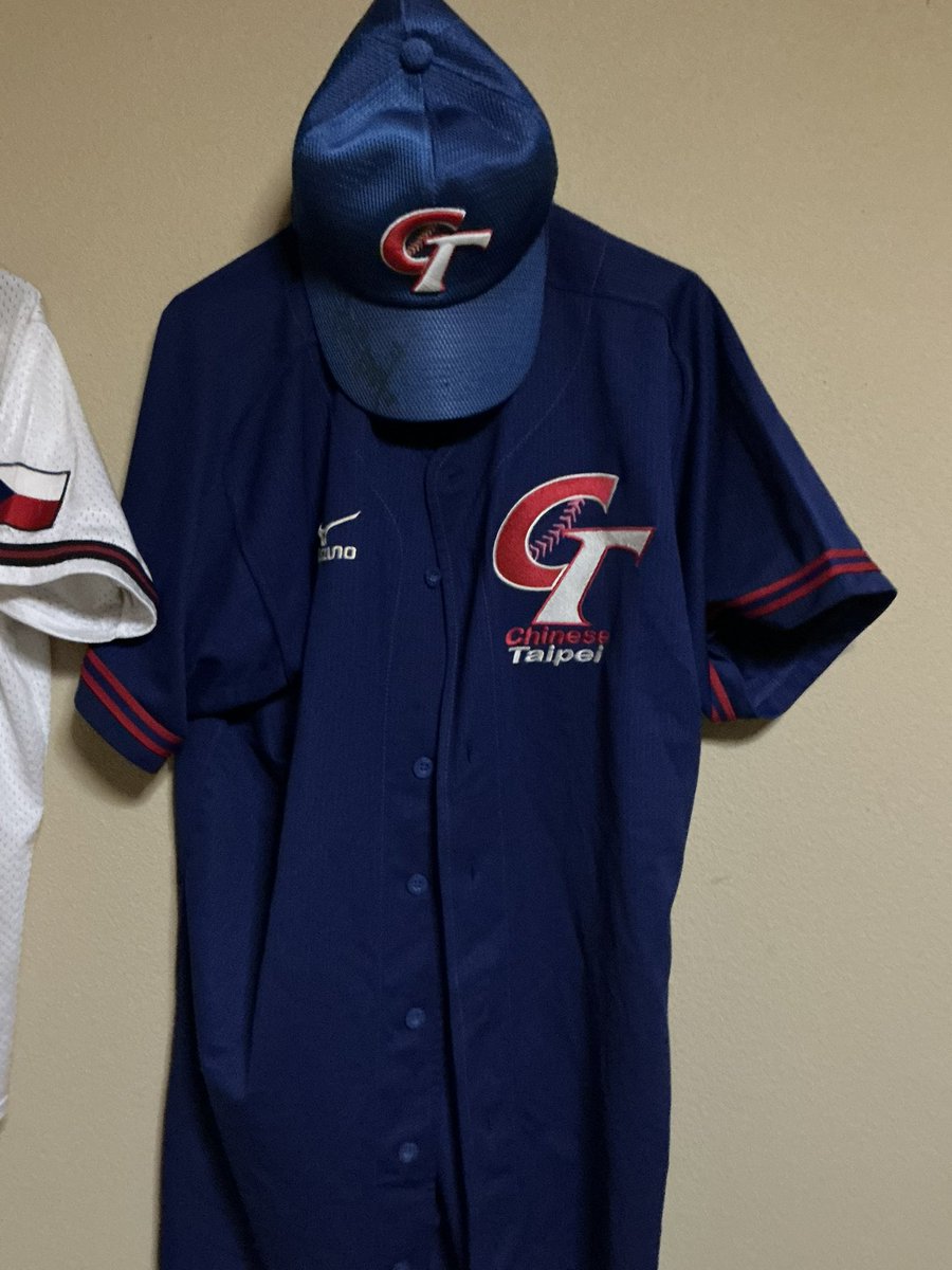 あと台湾の応援にもいくので台湾のユニとキャップも持って行かねば