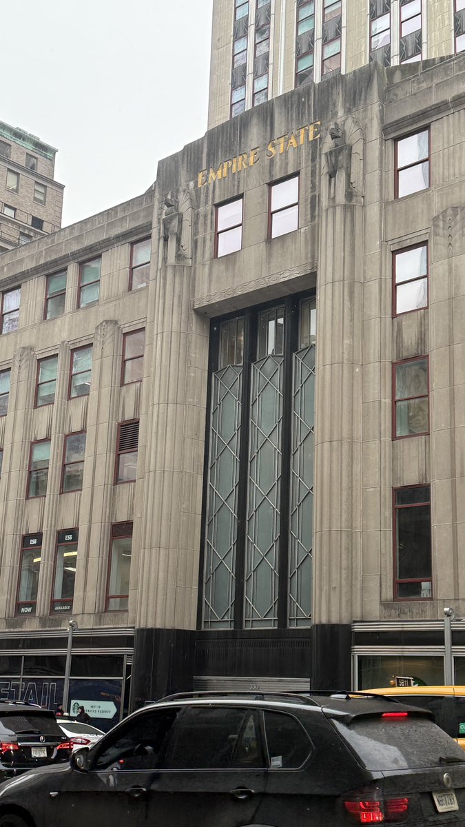 kimberlyburke's tweet photo. Good Morning NYC #empirestate #heraldsquare #midtown Light  #rain #sleet https://t.co/3thxX0SJmy