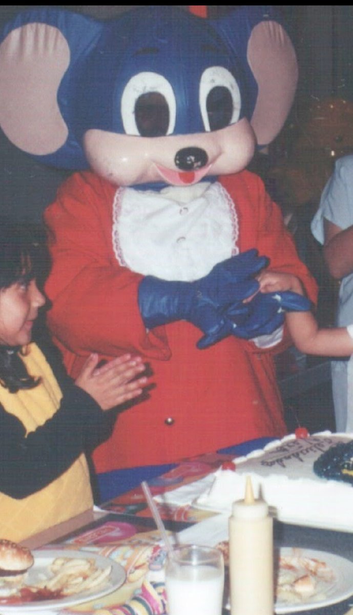 #KornoDelUniverso

Según yo tuve un cumpleaños en Helens pero ahora siento que mis papás me llevaron al Helen's de Temu 
En las fotos se ve la cara de odio del wey en la botarga