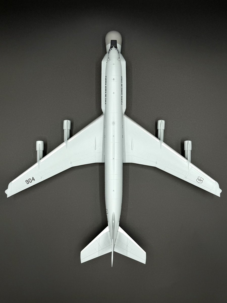 1/144 EB-707 (ローデン)

チリ空軍 第2航空旅団 第10航空群(プダフエル基地)
"FACh 904 コンドル"

ローデンのB707-320Bのキットを使用し、かつてチリ空軍が運用していた早期警戒管制機である"コンドル"を制作してみました

以下リプ欄に続く↓↓↓
#144スケモ