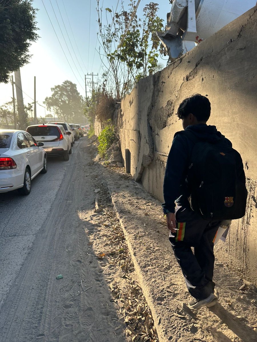 SarahiValenci12's tweet photo. @ZapopanGob @PabloLemusN @JuanJoseFrangie @Trafico_ZMG ciudad de las niñas y los niños, calles colapsadas por falta de vías alternas, no hay banquetas para llegar a la escuela y querer llegar a tiempo a clase se vuele peligroso e inseguro
Prol 5 de Mayo Sn Juan de Ocotán https://t.co/84O3AqA6tW