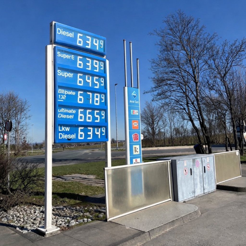 Diesel und Benzin satt über 6 € pro Liter.

Und alles nur, weil #Habeck den #Iran erst angegriffen und gezwungen hat, die Straße von Hormus zu sperren.

Es reicht!