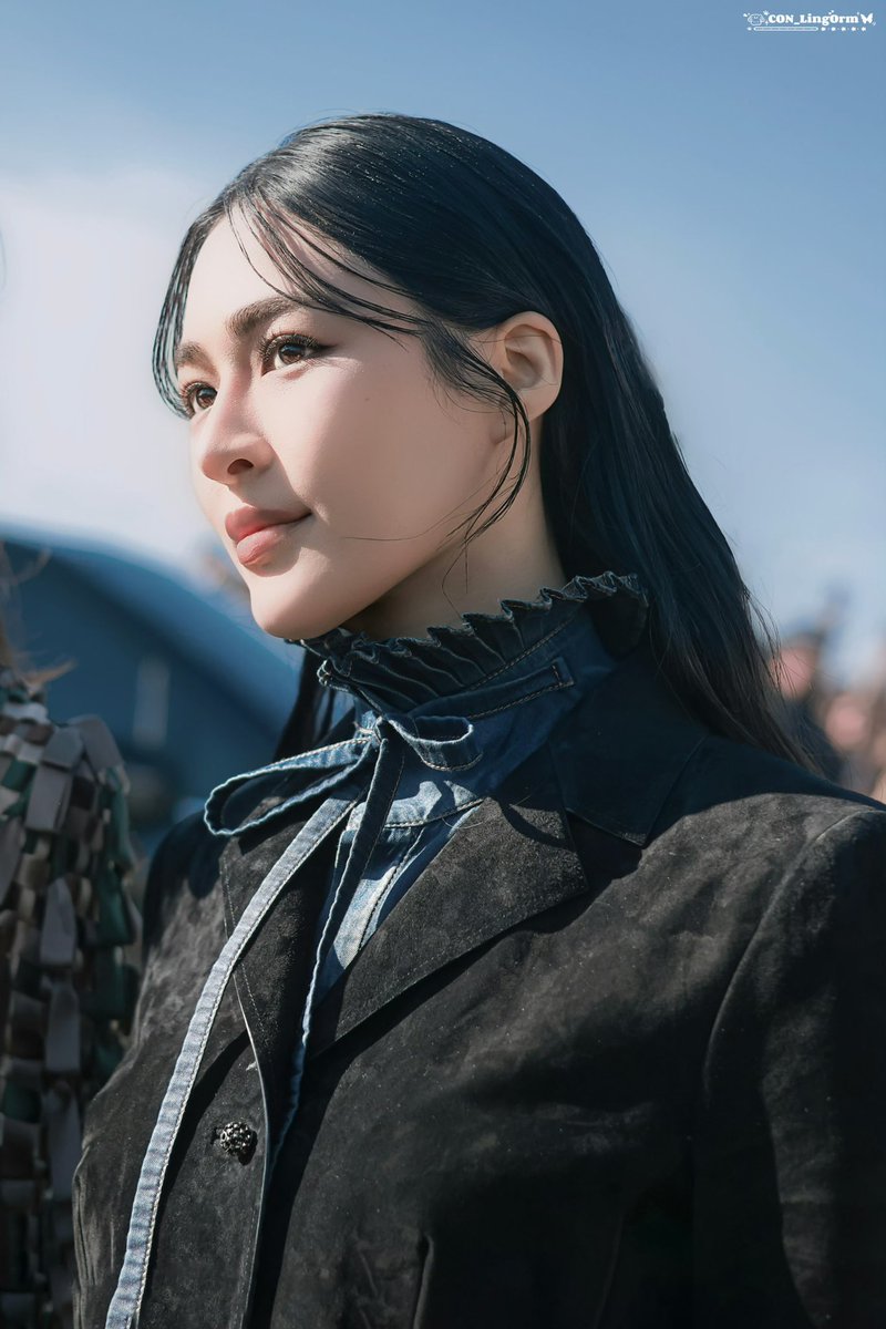 sthaftxrthxrain's tweet photo. หลิงหลิง คอง คือเหมือนมี DNA ของ Dior แปะอยู่บนหน้าเลยค่ะ หน้าแบบนี้รู้เลยว่ามีตำแหน่งกับแบรนด์แน่นอน

LINGORM BA DIOR AT PFW26 #LingOrmDiorAW26 
#DiorAW26 #PFW #LinglingKwong https://t.co/ZYewVDiUEf