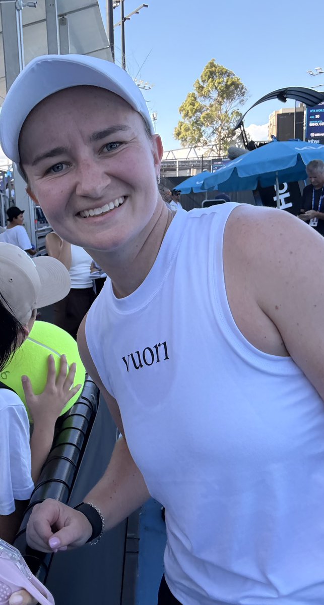 triplefaults's tweet image. backing up my AO photos and omg mother barbie 🥹🥹🥹 forgave her for beating alex in wimbledon after this selfie EMEHHH