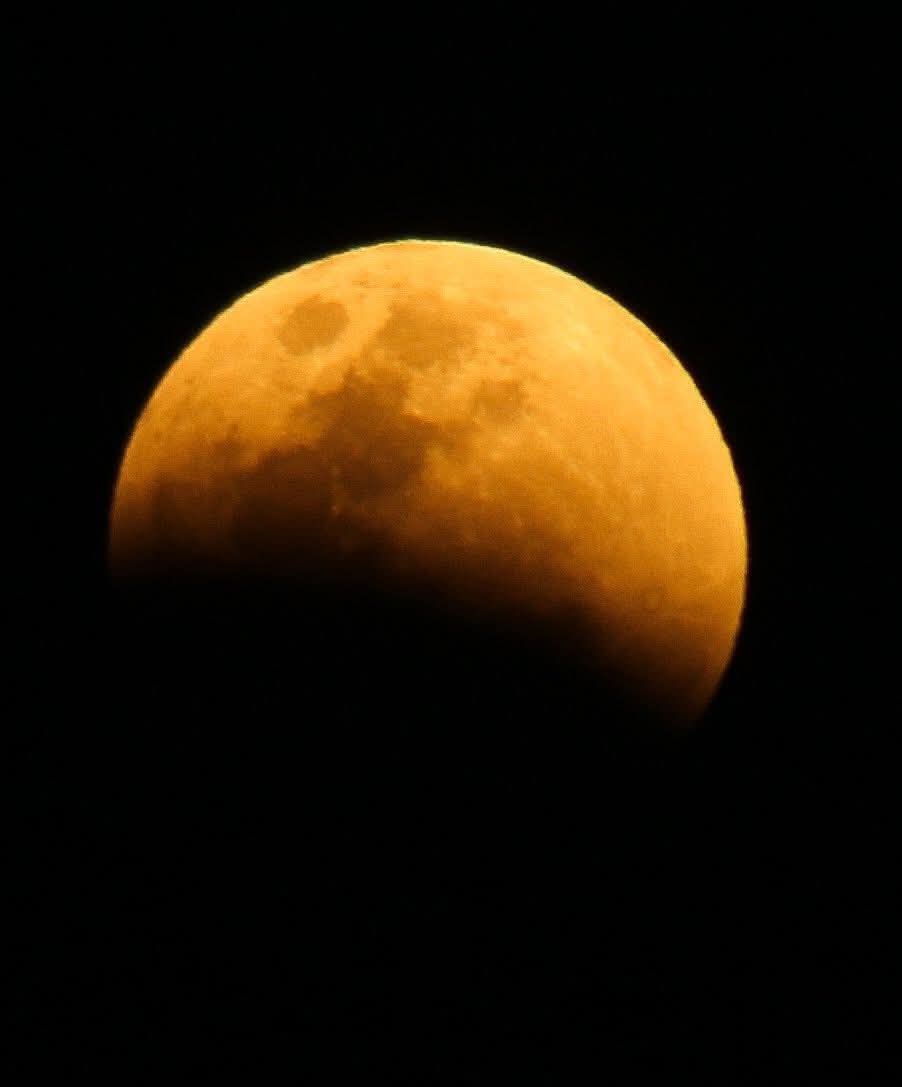 KnowledgeBytesX's tweet photo. You are viewing authentic images of the Blood Moon lunar eclipse. 🌕 https://t.co/quYeMbw5NL