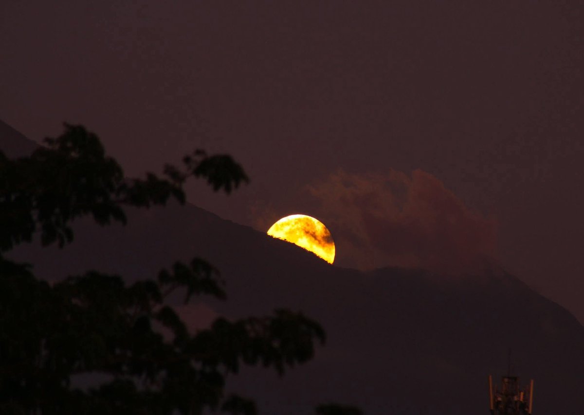 KnowledgeBytesX's tweet photo. You are viewing authentic images of the Blood Moon lunar eclipse. 🌕 https://t.co/quYeMbw5NL
