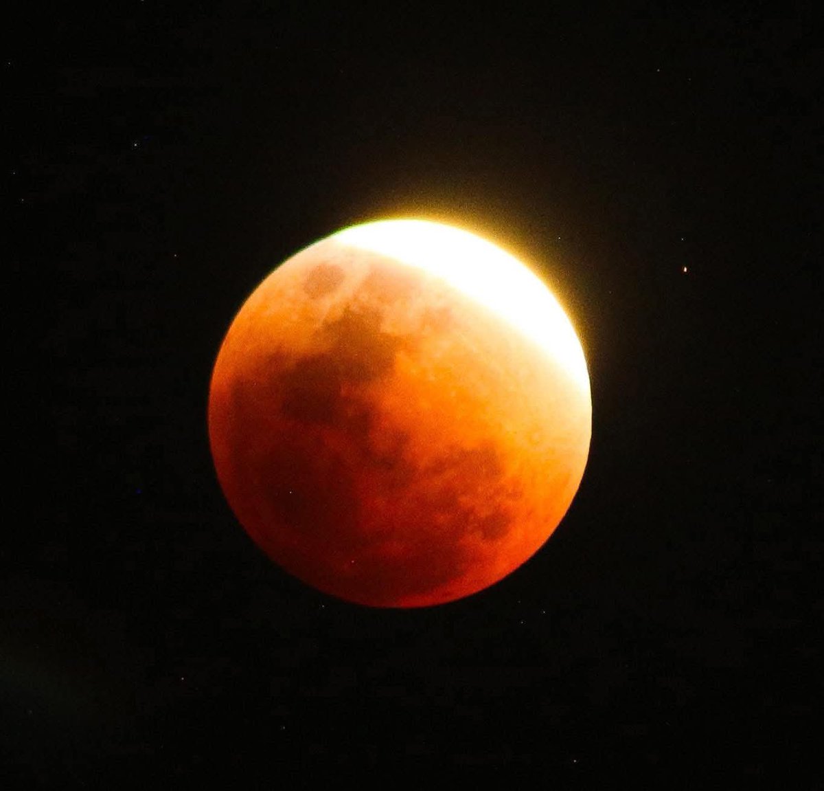 KnowledgeBytesX's tweet photo. You are viewing authentic images of the Blood Moon lunar eclipse. 🌕 https://t.co/quYeMbw5NL