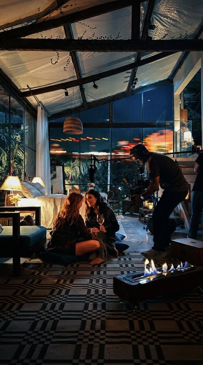 lil_blue_92's tweet photo. AU #loquinha / The life of a showgirl

Atriz em ascensão, Lorena Ferette vive há dois anos um relacionamento discreto e longe dos holofotes.

Ao conquistar o papel principal de um filme cotado para o Oscar, acredita ter alcançado o maior sonho da sua carreira, até descobrir que o contrato exige que o romance da tela exista também fora dela, ao lado de Eduarda Fragoso.

E como tudo na vida, Lorena e Eduarda vão descobrir que o sucesso mundial também tem um preço.