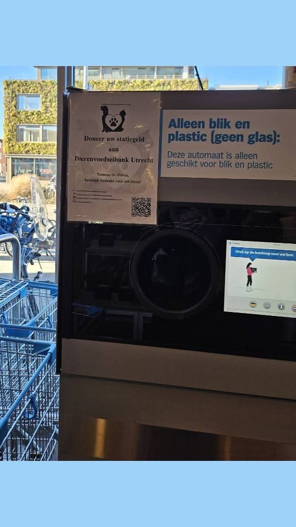 Bij #AlbertHeijnVondellaan kunt u de statiegeld bonnetjes doneren aan Dierenvoedselbank Utrecht. 
Samen de ondersteunende huisdieren helpen🐾🐾