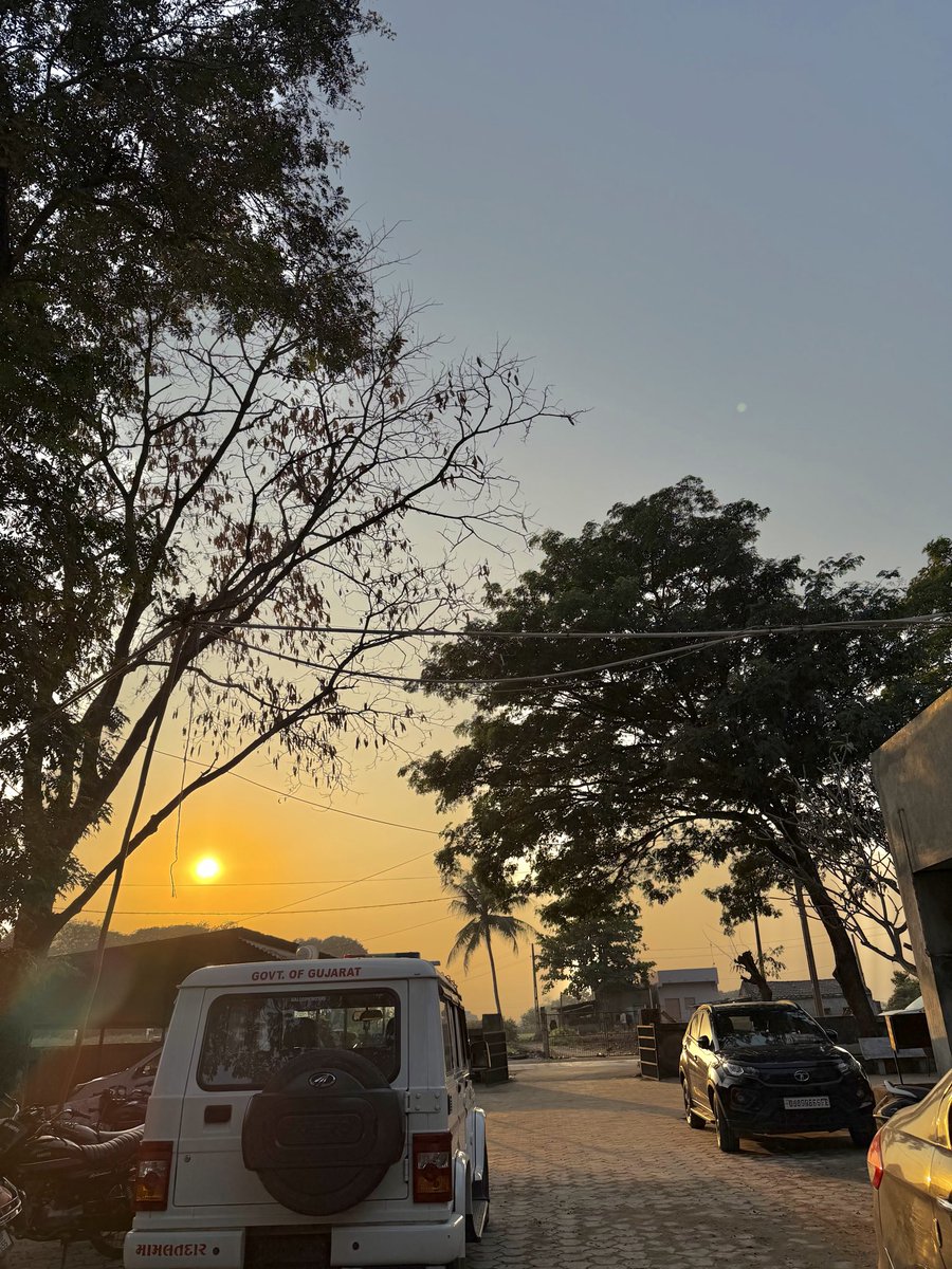 stypl_'s tweet photo. સોમ્ય સૂરજ, વૃક્ષોની છાંય, શાંત વાતાવરણ, સહજ માણસો, લીલાછમ ખેતરો ને ખુલ્લા આકાશ વચ્ચે …..
દૂર લાગતા સ્થળો સમય સાથે ઘણાં નજીક આવી જાય છે. https://t.co/ZfEOyH8zFE