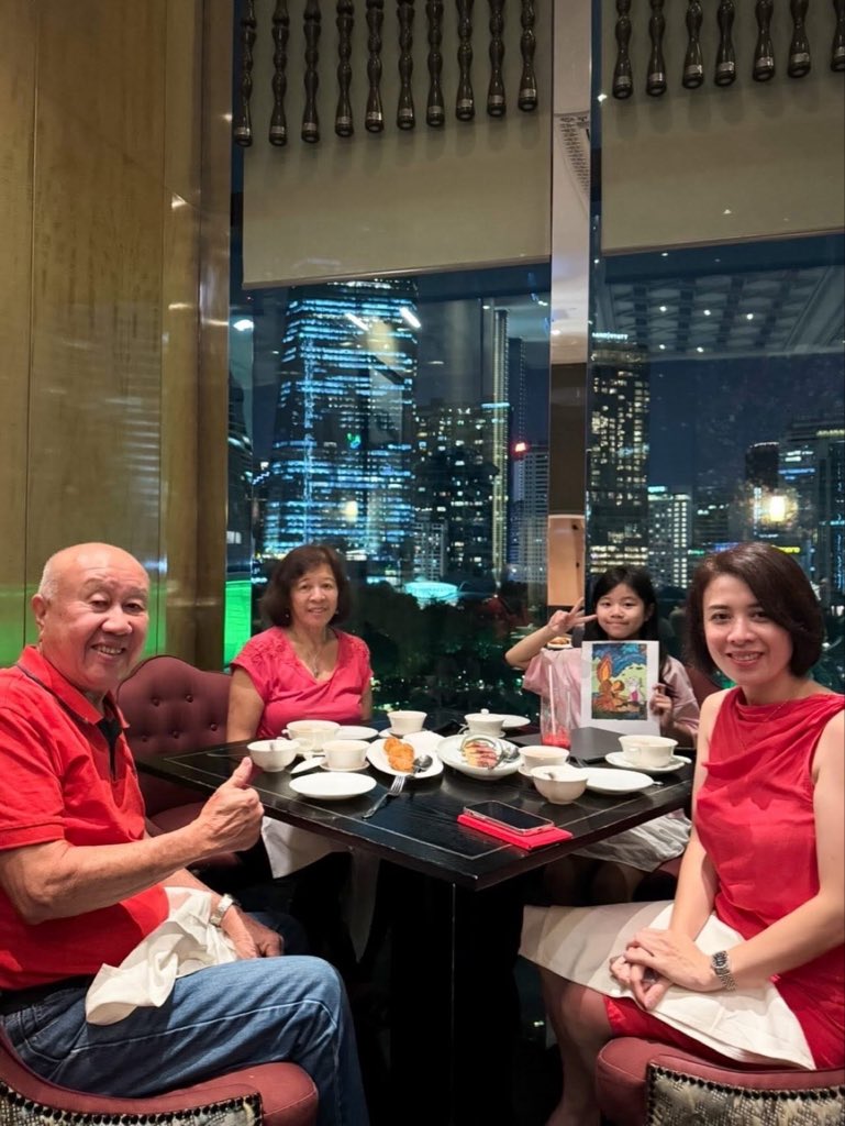 JaniferQueen's tweet photo. 元宵节快乐 🏮
Chap Goh Mei, the sparkle of Chinese New Year, wrapped in love, laughter, and togetherness family.

愿团圆美满，幸福安康!

#ChapGohMei #元宵节 #Family #janiferqueen https://t.co/BjVM8KET0J
