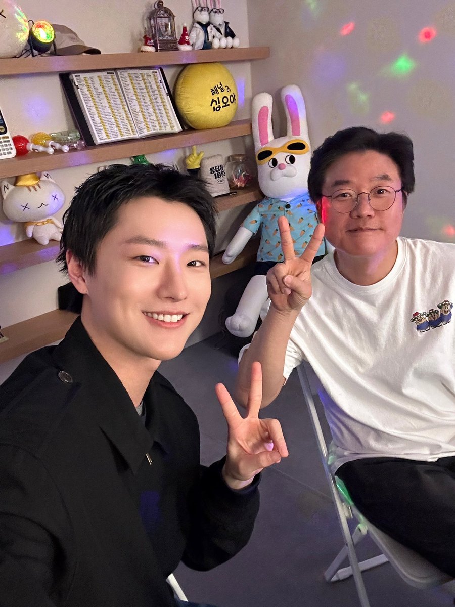 [📷]
260303 나영석의 흥얼흥얼

십오야 라이브에서도 나온 이 텐션
어디서 본 것 같잖아…🤓

너무 이뻐 ➡️ 너무 잘해 로 바뀌는
회복 탄력성(?)
무즈나잇 더 줘요❗️
부장뱅크 더 줘요❗️

#WOODZ #우즈
#나영석의흥얼흥얼 #채널십오야