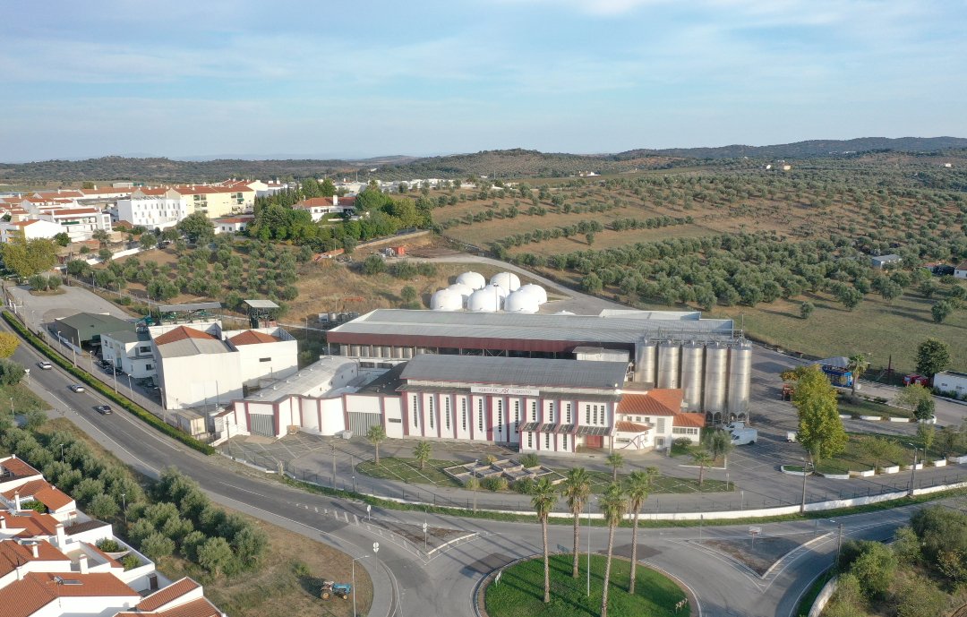 adegaderedondo's tweet photo. A nossa força em números. A Adega de Redondo é uma grande família composta por cerca de 200 viticultores e 60 colaboradores. Este ano celebramos 70 anos de história e tradição. Juntos, construímos a excelência da qualidade Alentejana.
#AdegaDeRedondo #70AnosDeHistoria https://t.co/mFyOxIg8SD
