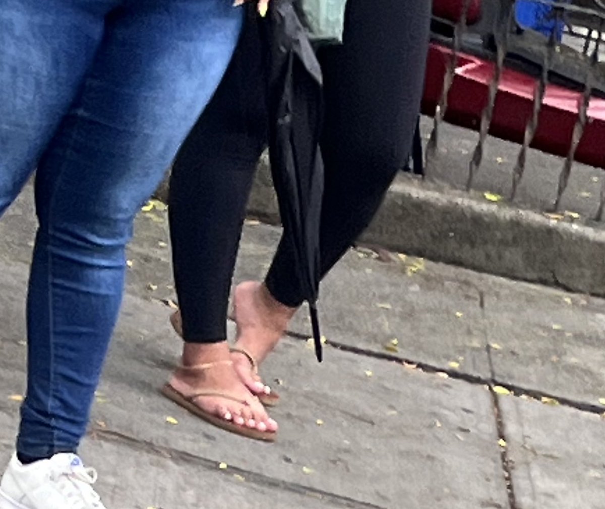 BestFootGallery's tweet photo. thick latina at the busstop while I was driving #candidfeet https://t.co/1d3C0Mh7hz