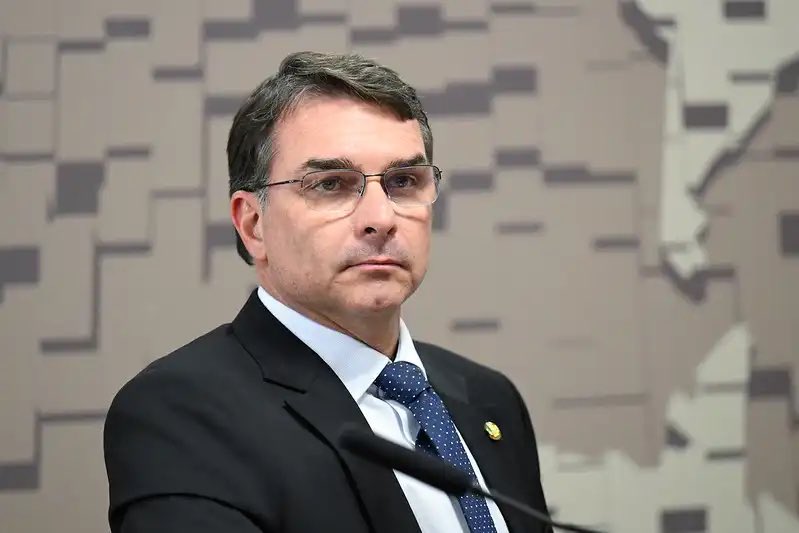 🚨CONFIRA: Flávio Bolsonaro anuncia a entrada de ex-ministra do TSE e advogado da Lava Jato em sua equipe de campanha.