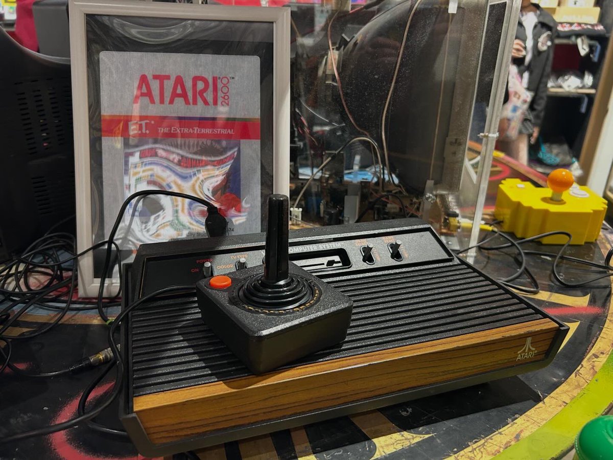 _aitsuntsun's tweet photo. #parcogamecenter で展示されてた #レゲー 。
 #アイボ （ゲーム？）、 #atari2600 、 #arcadia 、PCエンジンなどなど。
アタリ2600は遊んだことないけど「ビデオドローム」に出てきてたから懐かしい。 https://t.co/OJIhsJRWoR
