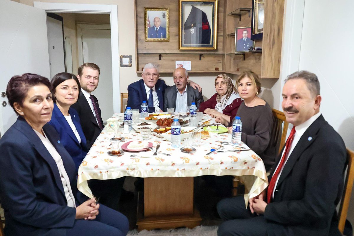 Biz bugün TBMM'deki iftar masasında;

Şehitlerimizin aziz hatırasına saygımızdan,
Milletimizin vicdanını yaralayan açılım sürecine itirazımızdan,
Ve terörle arasına net mesafe koymayan hiçbir zeminde yer almamak için…

𝗬𝗼𝗸𝘂𝘇!

Bizim masamız; 

Şehit analarının duasının