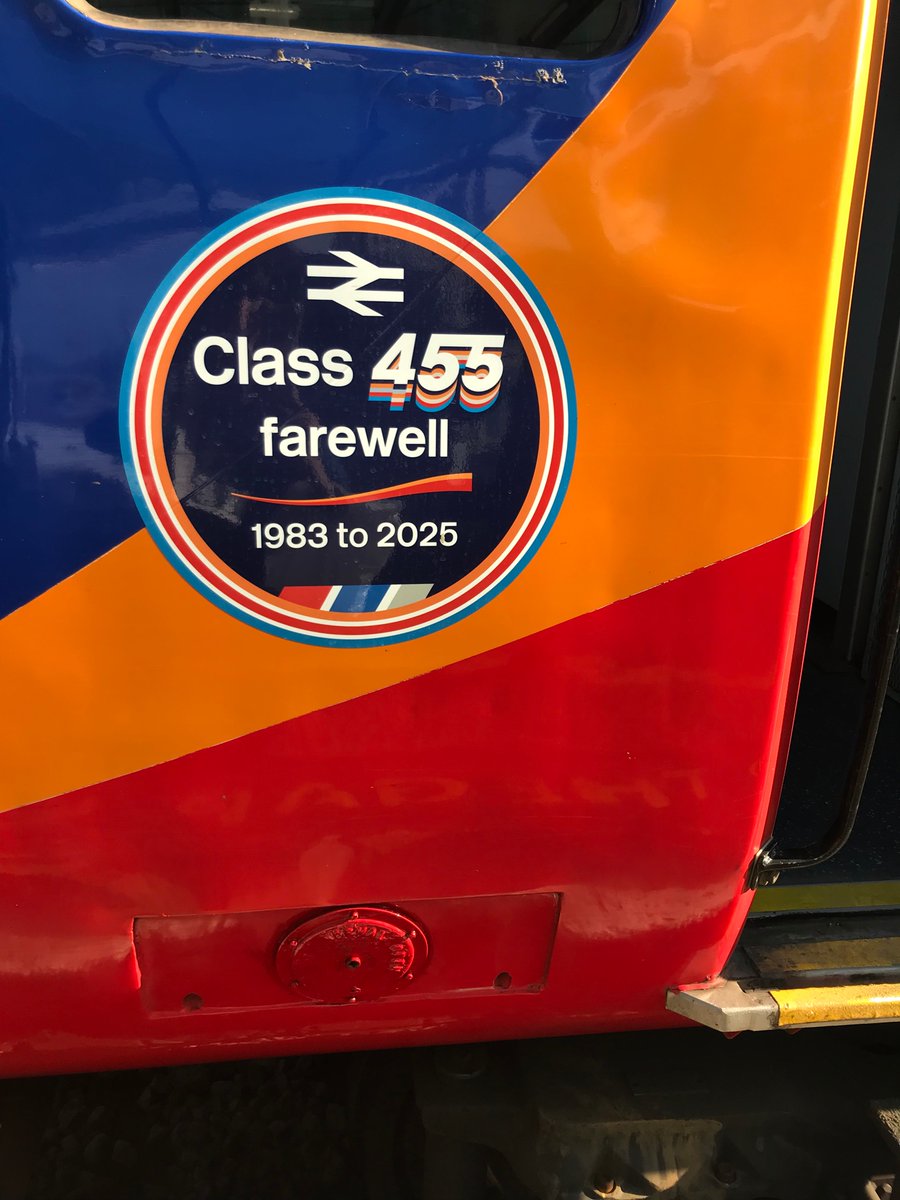 gymnastphil's tweet image. Look what I just happened to come across at #claphamjunction on my way to work, a #southwesternrailway #class455. It must’ve been used to a due shortage of trains for whatever reason is my guess.