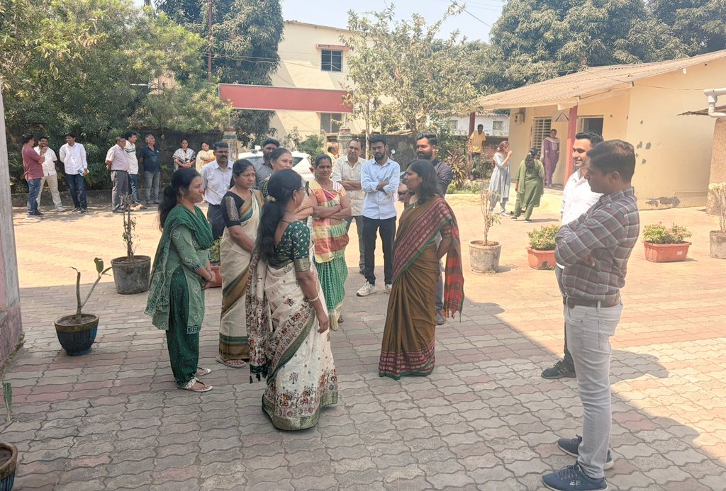 આજરોજ સોનવાડી તા.ગણદેવી ખાતે લોકસંવાદ કાર્યક્રમ યોજી ગ્રામજનોના પ્રશ્નોના નિરાકરણ માટે સંબધિત વિભાગને સૂચનો કર્યા. તેમજ ગ્રામ પંચાયત કચેરી, આંગણવાડી કેન્દ્ર, અને પ્રાથમિક શાળાની મુલાકાત લઈ કામગીરીની સમીક્ષા કરી જરૂરી સૂચનો કર્યા.