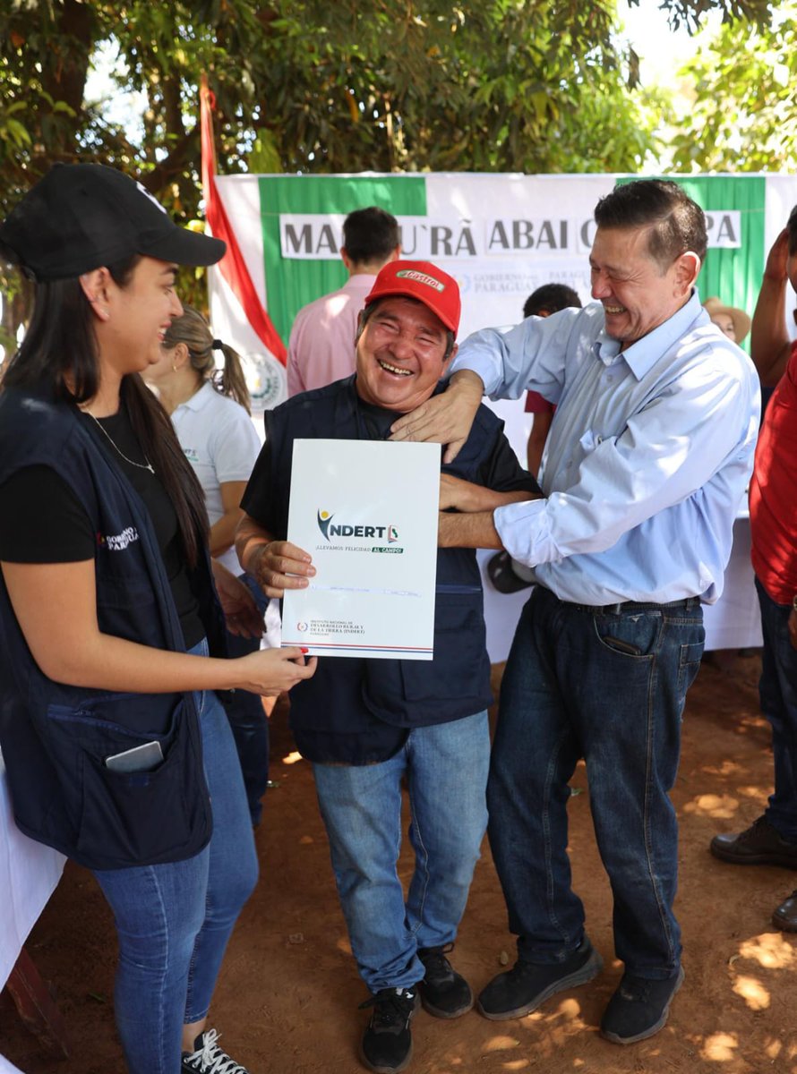 CuartoPoder_Py's tweet photo. 🔴 INDERT ADJUDICA 320 PARCELAS EN LA COLONIA MANDUARÃ DE CAAZAPÁ

◾El Instituto Nacional de Desarrollo Rural y de la Tierra (@IndertPy) entregó un total de 320 certificados de adjudicación a familias de la colonia Aba’i, ubicada en el distrito de Manduarã, departamento de Caazapá. 

◾Este procedimiento administrativo representa la etapa previa al finiquito de los títulos de propiedad, cuya entrega formal está prevista para los próximos días según informaron las autoridades de la institución agraria.

◾La regularización de estas tierras busca resolver un conflicto de tenencia que se ha extendido por más de tres décadas en la zona. Durante el acto oficial realizado el pasado domingo 1 de marzo, el presidente del Indert, Francisco Ruiz Díaz @frarui1, señaló que el proceso se enmarca en el sistema de Barrido Predial Masivo (BPM), metodología aplicada para agilizar la titulación en diversas colonias del país.

◾El evento contó con la participación de autoridades locales, beneficiarios de la zona y representantes de la comisión vecinal San Óscar Romero de Curuguaty. Estos últimos asistieron para compartir su experiencia en mesas de diálogo vinculadas a otros casos de reforma agraria, subrayando la importancia de la mediación institucional en la resolución de disputas territoriales.

◾Juan Molina, dirigente de la colonia Manduarã, y Christian Acosta, gobernador de Caazapá, coincidieron en que la obtención de los documentos legales brindará seguridad jurídica a los pobladores. Con el finiquito de los títulos, los beneficiarios podrán acceder formalmente a la propiedad plena de sus parcelas, cerrando un proceso de reclamo histórico en la región.