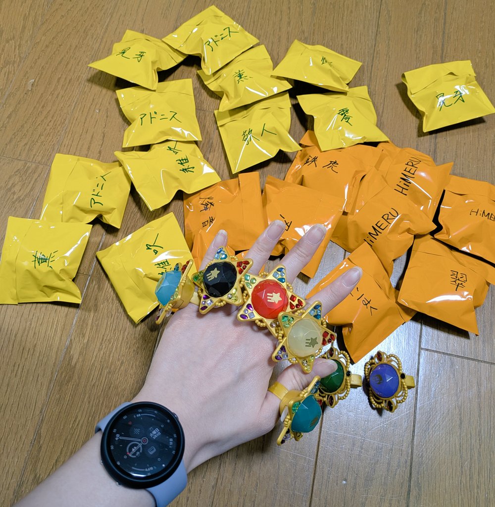 inada_aya's tweet photo. スタライグッズ届いたからリングライト開封式しましたが、俺の分の鬼龍紅郎がねぇです。流星隊は揃いましたわ https://t.co/mqb6lwJ7S2