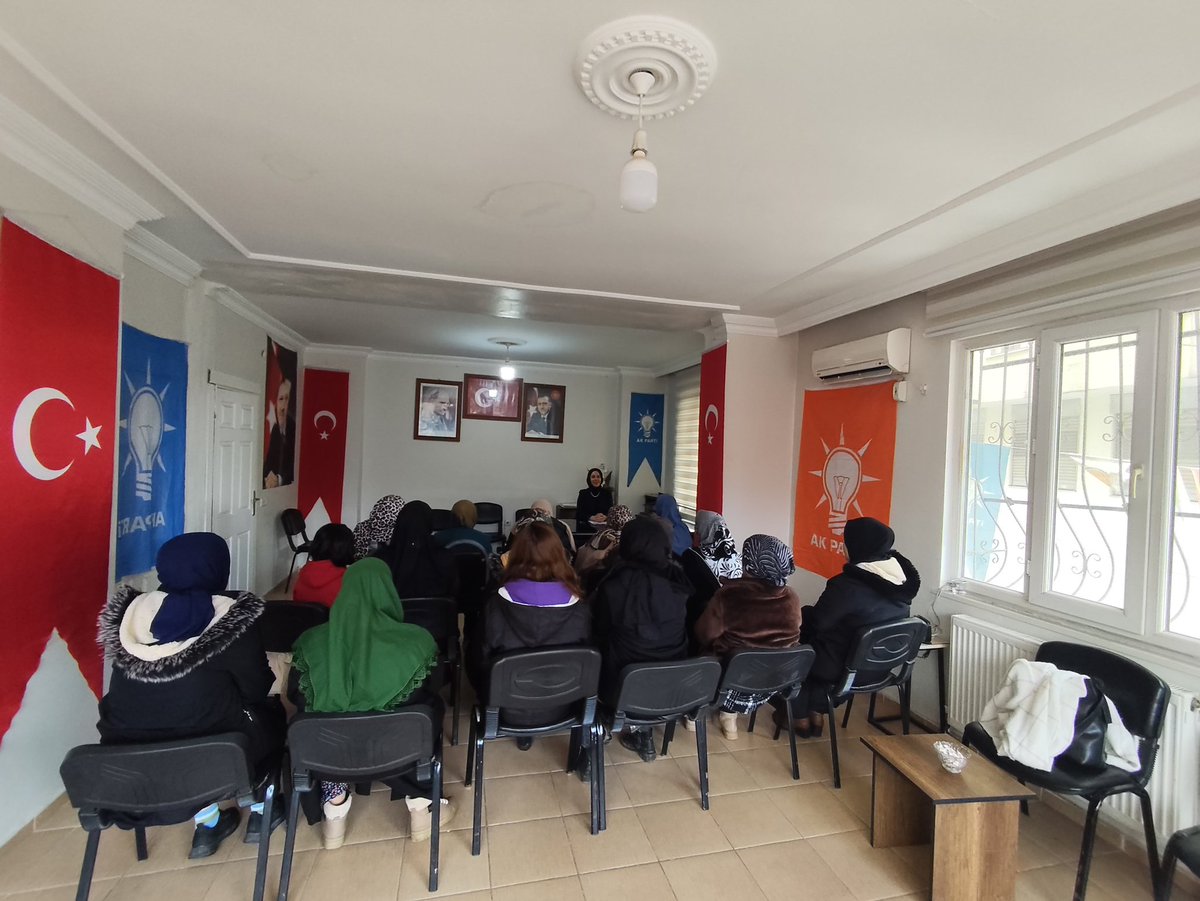 İlçe Kadın Kolları Başkanımız sayın Esra KARADAŞ başkanlığında; 

haftalık istişare ve değerlendirme toplantısı gerçekleştirildi. 

Hayırlara vesile olması dileğiyle.