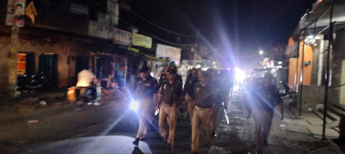 mirzapurpolice's tweet photo. #SP_Mirzapur #अपर्णा_रजत_कौशिक के निर्देशन में #ASP_Op. & #CO_Lalganj द्वारा होलिका दहन व होली पर्व सहित आगामी त्योहारो को सकुशल सम्पन्न कराने,कानून एवं शांति व्यवस्था को अक्षुण्ण रखने हेतु थाना लालगंज के मिश्रित आबादी वाले क्षेत्र में पर्याप्त पुलिस के साथ किया गया फ्लैग मार्च। https://t.co/VSdY4Y3hH0