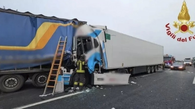 Maxi tamponamento tra tir all’alba sull’A14: traffico nel caos 

GUARDA QUI:  ift.tt/rJ9Vk2t