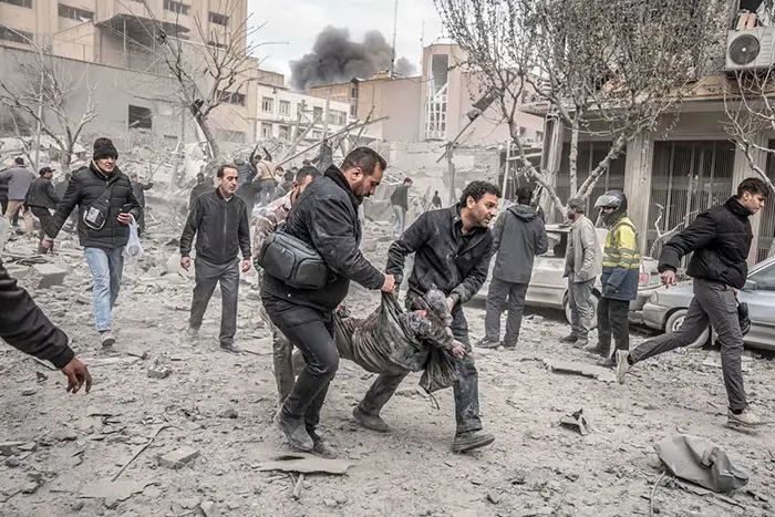 El bombardeo de zonas urbanas de Irán por parte de Estados Unidos y del régimen genocida de Israel.