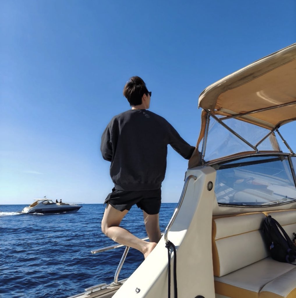 นั่น! แดดดีมากซะด้วย! แล้วชั้นนิอยู่ห้องแอร์นั่งในร่ม ไม่เคยจะมีหรอกโมเม้นไปนั่งอาบดงอาบแดด แต่สภาพชั้นคือเรียกได้เลยว่าเหมือนคนนั่งตากแดดไปวันๆ นายล์ก็ล์ขี้โกงล์เกินล์ 🤧