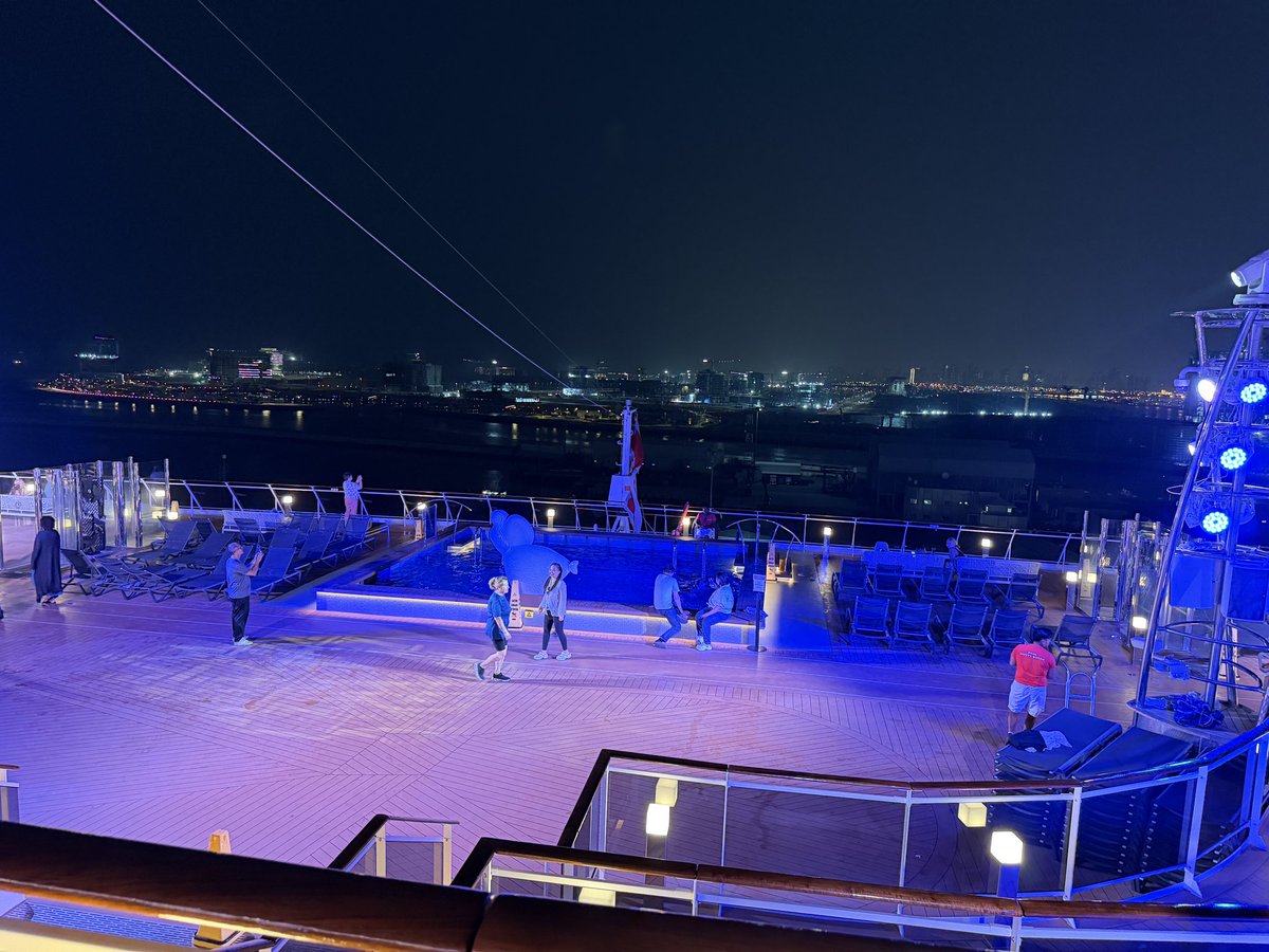EcopoolSpain's tweet image. #Day10  #Dubai #Msccruise #MSCEuribia Not many flights leaving from Dubai today #Emirates planned to operate more but 2 port attacks this morning stopped many of those. #Sunset