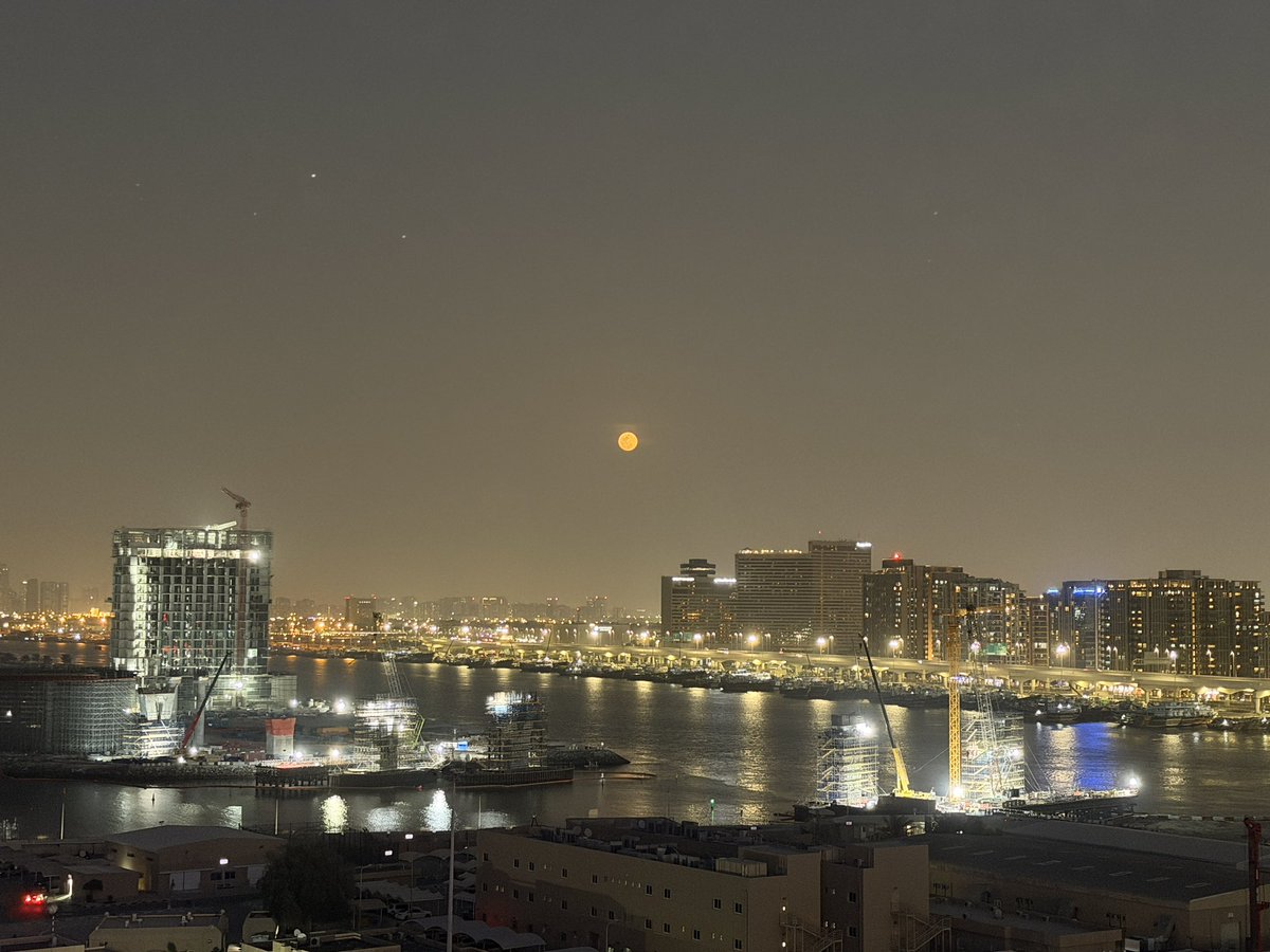 EcopoolSpain's tweet image. #Day10  #Dubai #Msccruise #MSCEuribia Not many flights leaving from Dubai today #Emirates planned to operate more but 2 port attacks this morning stopped many of those. #Sunset