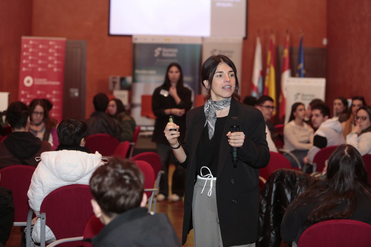 FUEONLINE's tweet photo. @ccomercioleon @AytoPonferrada La jornada continuó con el taller “Marca personal y estrategias para visibilizar el talento”, impartido por Maialen Diaz Arambarri y Paula Blanco Fernández, donde aterrizamos todo lo aprendido en algo clave: cómo convertir el talento en oportunidades reales. https://t.co/OV4yi3pofC