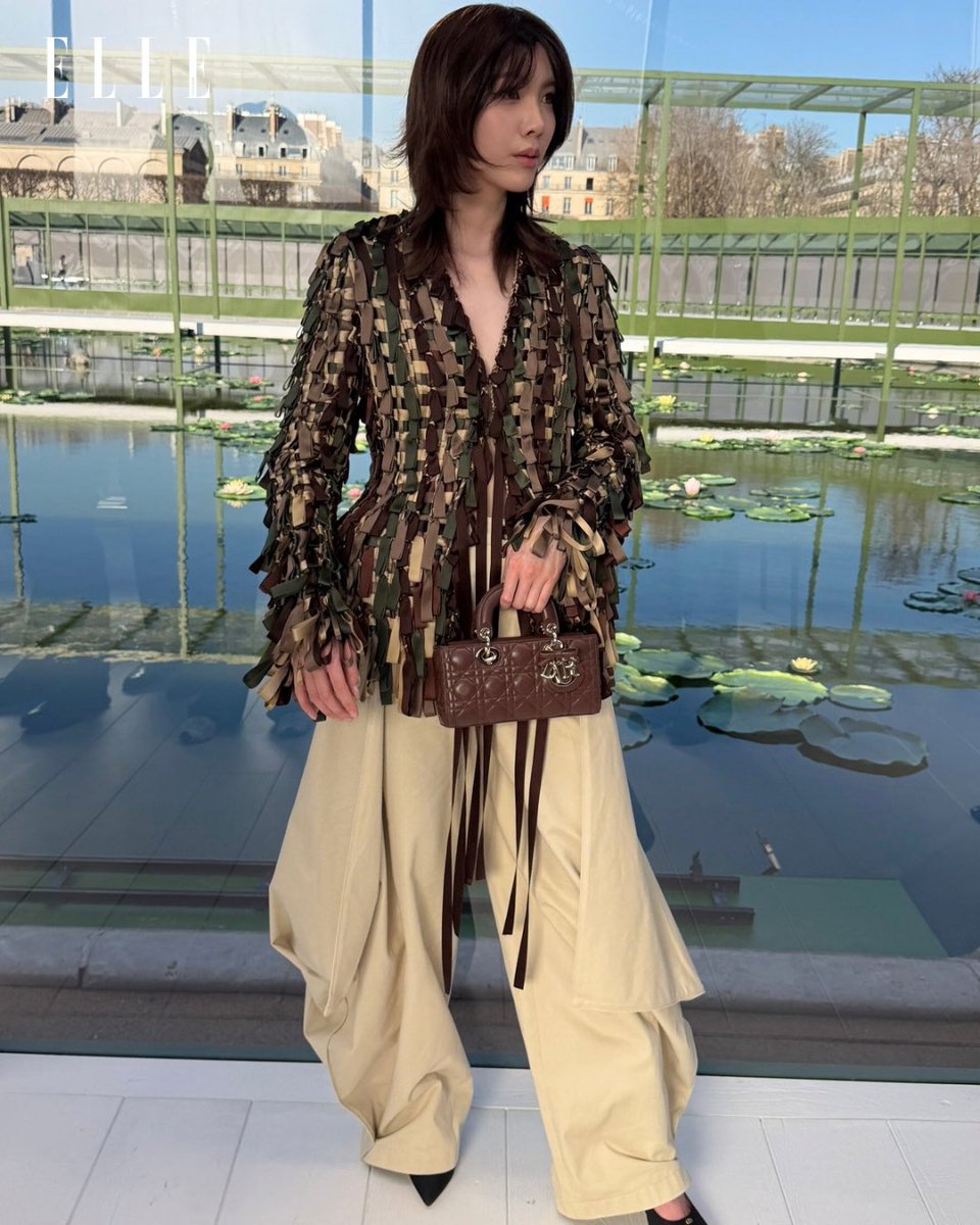 เสิร์ฟภาพลุคชมโชว์ของเฮ้าส์แอมบาสซาเดอร์ประจำประเทศไทยอย่าง ออม กรณ์นภัส <a href="/ormmormm/">orm kornnaphat🌈</a> กันแบบชัดๆ สำหรับเข้าชมแฟชั่นโชว์ Dior Women‘s Autumn/Winter 2026 ที่ปารีสแฟชั่นวีคในวันนี้

#ELLEThailand
#DiorAW26
#LingOrmDiorAW26
#ormkornnaphat @dior