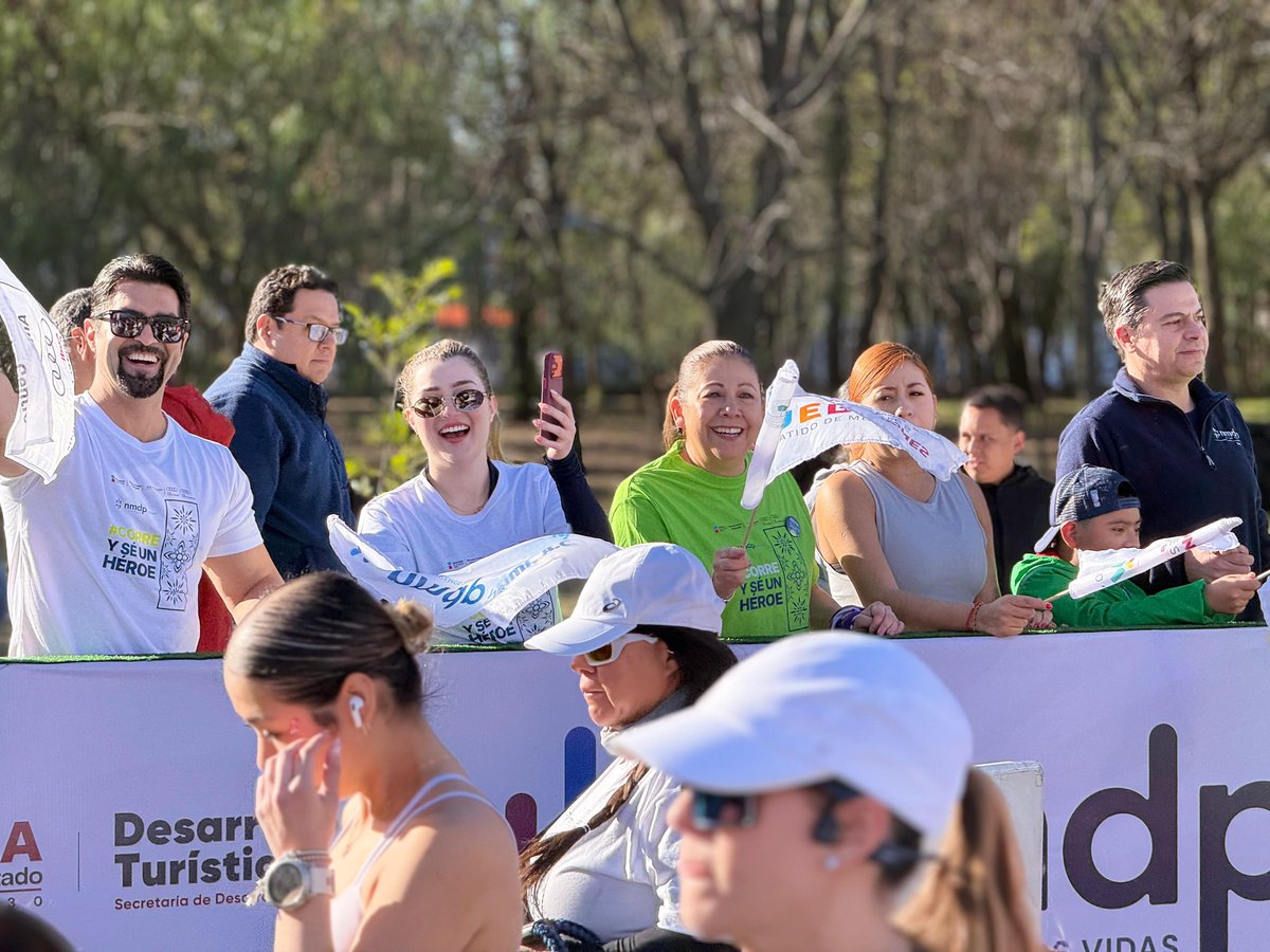 ¡Corriendo por la justicia social! 🏃‍♀️ Laura Artemisa encabezó las carreras "Por las Mujeres" y "NMDP México". El deporte no solo es salud, es el motor de la integración y el bienestar en nuestras familias. ¡Puebla se transforma con acciones cercanas! 👟🏁 #BienestarPuebla
