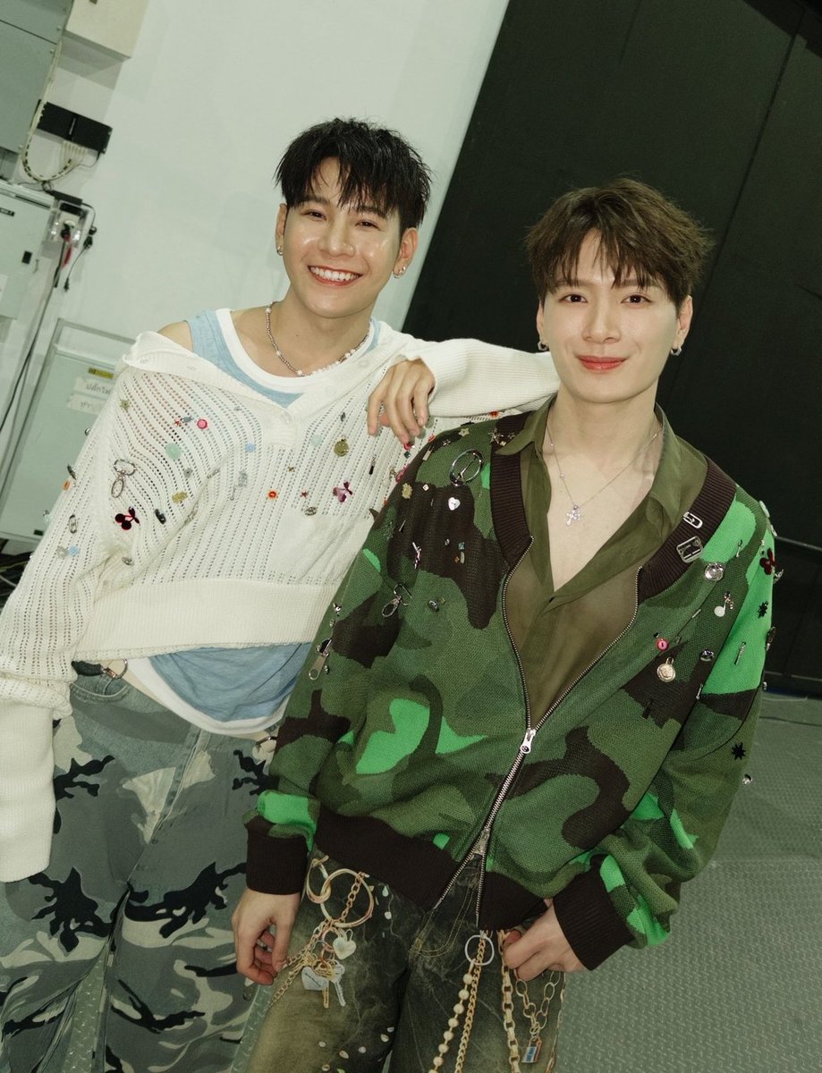 perayawrld's tweet photo. they're literally glowing!!!! 😫✨ whoever styled them tonight, please give them a raise because just look at them omggg 

KRISTSINGTO x TOEY FAIR 

#เทยแฟร์69 #คริสสิงโต https://t.co/gnLtpcr4VH