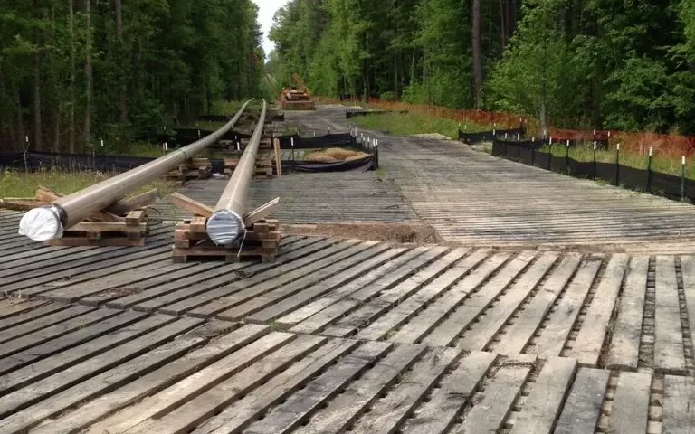 Choose construction mat systems by analyzing the site’s soil bearing capacity, load demands, and seasonal moisture conditions before procurement. On weak or saturated soils, spec mats with high bearing area and interlocking features to distribute loads and reduce point pressure