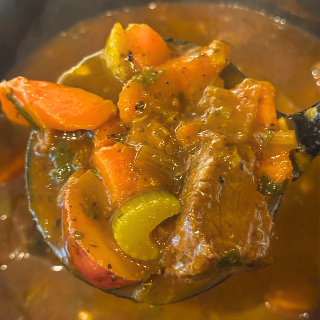 Spring ingredient spotlight 🥕 Fresh carrots add natural sweetness and nutrients to this slow-simmered beef stew. Our chefs cook seasonally so you can eat better without the extra work 🍲#springeating #seasonalingredients #personalchef #mealprepservice #friendthatcooks