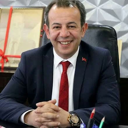 Bolu Belediye Başkanımız Sayın Tanju Özcan‘ı cezaevinde ziyaret ettim.

Kendisi gayet sağlıklı ve moralli.

Bolu Belediye Başkanımızın Ankara Sincan F Tipi Cezaevi'nde tutuluyor olması bu konuda yaşanan tek saçmalık değil.

Bir belediye başkanının, temsilcileri ile toplu olarak