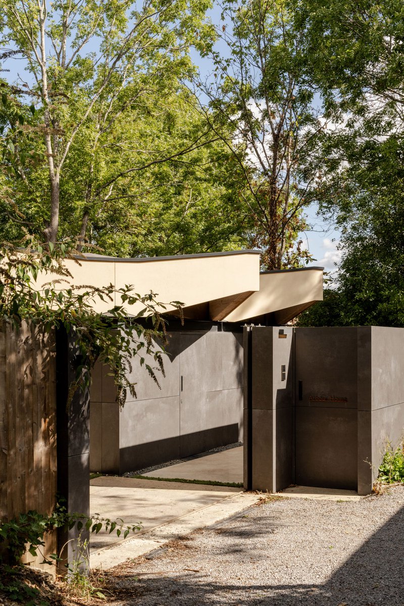 DesignedHomes's tweet photo. glulam timber diagrid roof, split-level rooms that follow the hillside, courtyards dug into the earth. Arbour House in Crouch End, London by Andrei Saltykov. 📷 French + Tye https://t.co/x0T30sJi6R