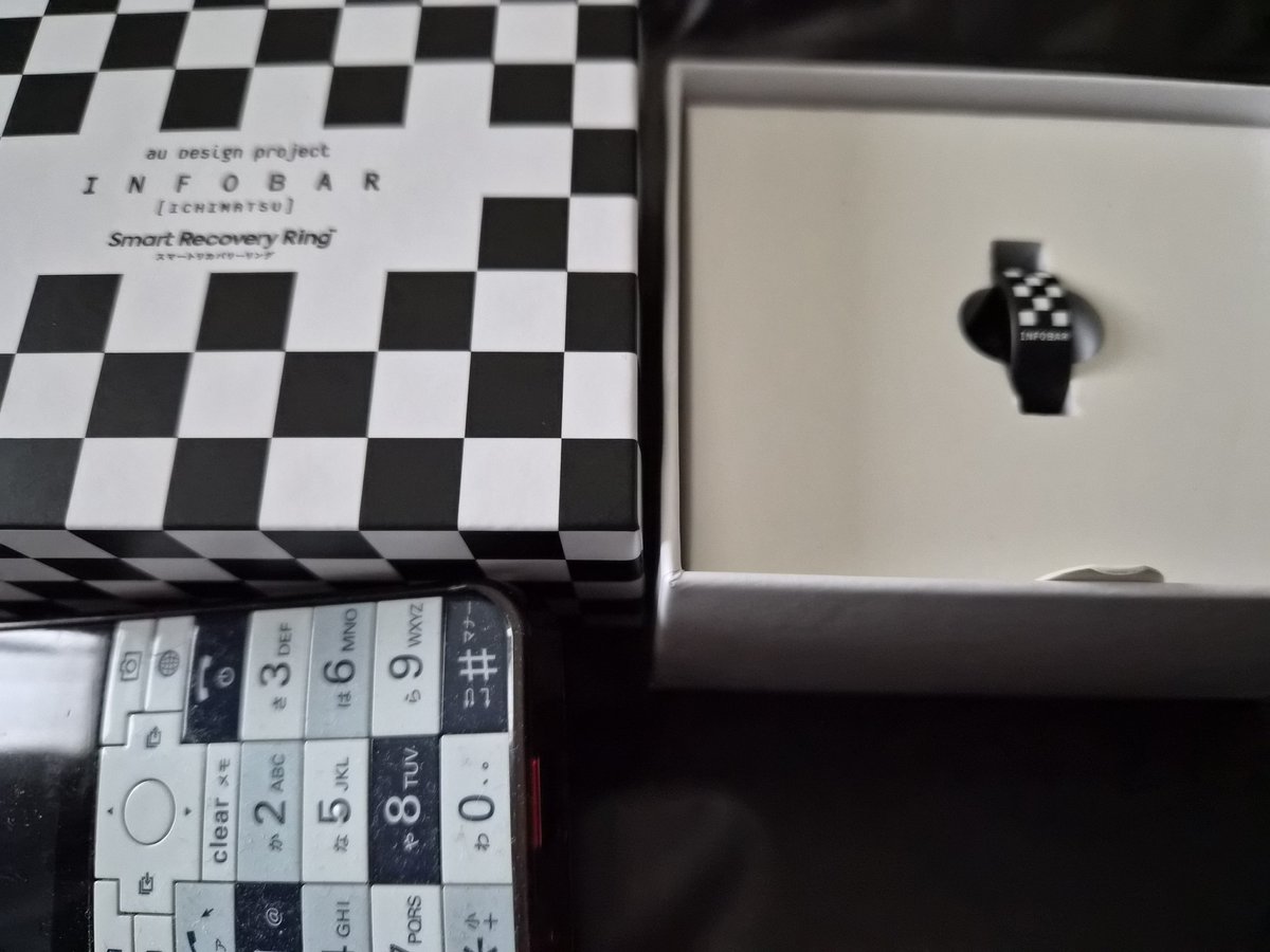 sherry_DQX's tweet photo. INFOBARコラボのスマートリカバリーリングが届いたー!
NISHIKIGOIと迷い、ICHIMATSUにしましたが、クールで滅茶苦茶格好いい!
折角なので、使っていたINFOBAR xvと並べてみました。
#INFOBAR
#auDesignproject https://t.co/1lsvO2H1RN