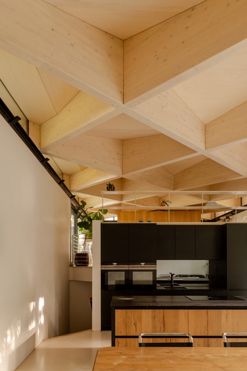 DesignedHomes's tweet photo. glulam timber diagrid roof, split-level rooms that follow the hillside, courtyards dug into the earth. Arbour House in Crouch End, London by Andrei Saltykov. 📷 French + Tye https://t.co/x0T30sJi6R